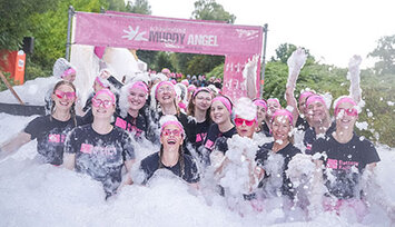 13 Frauen in einem Berg aus Schaum beim Muddy Angel Run